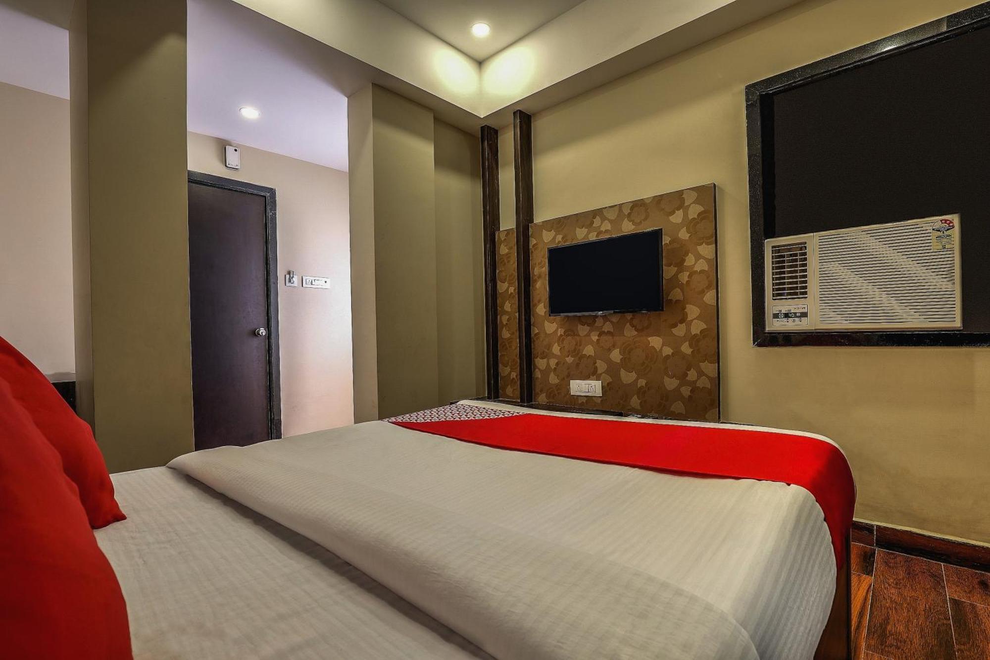 Capital O Sky Grand Hotel Hyderabad Bagian luar foto