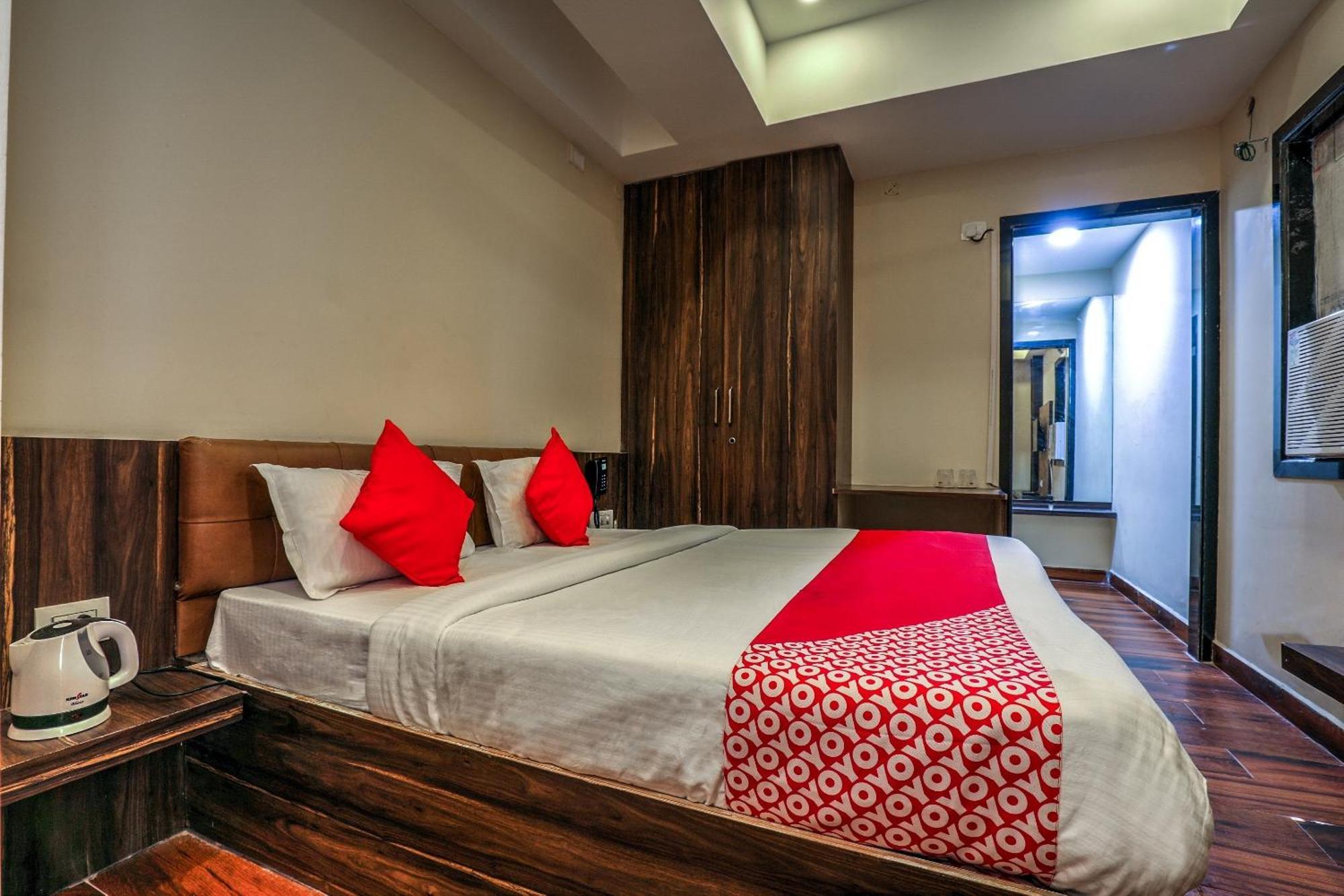 Capital O Sky Grand Hotel Hyderabad Bagian luar foto