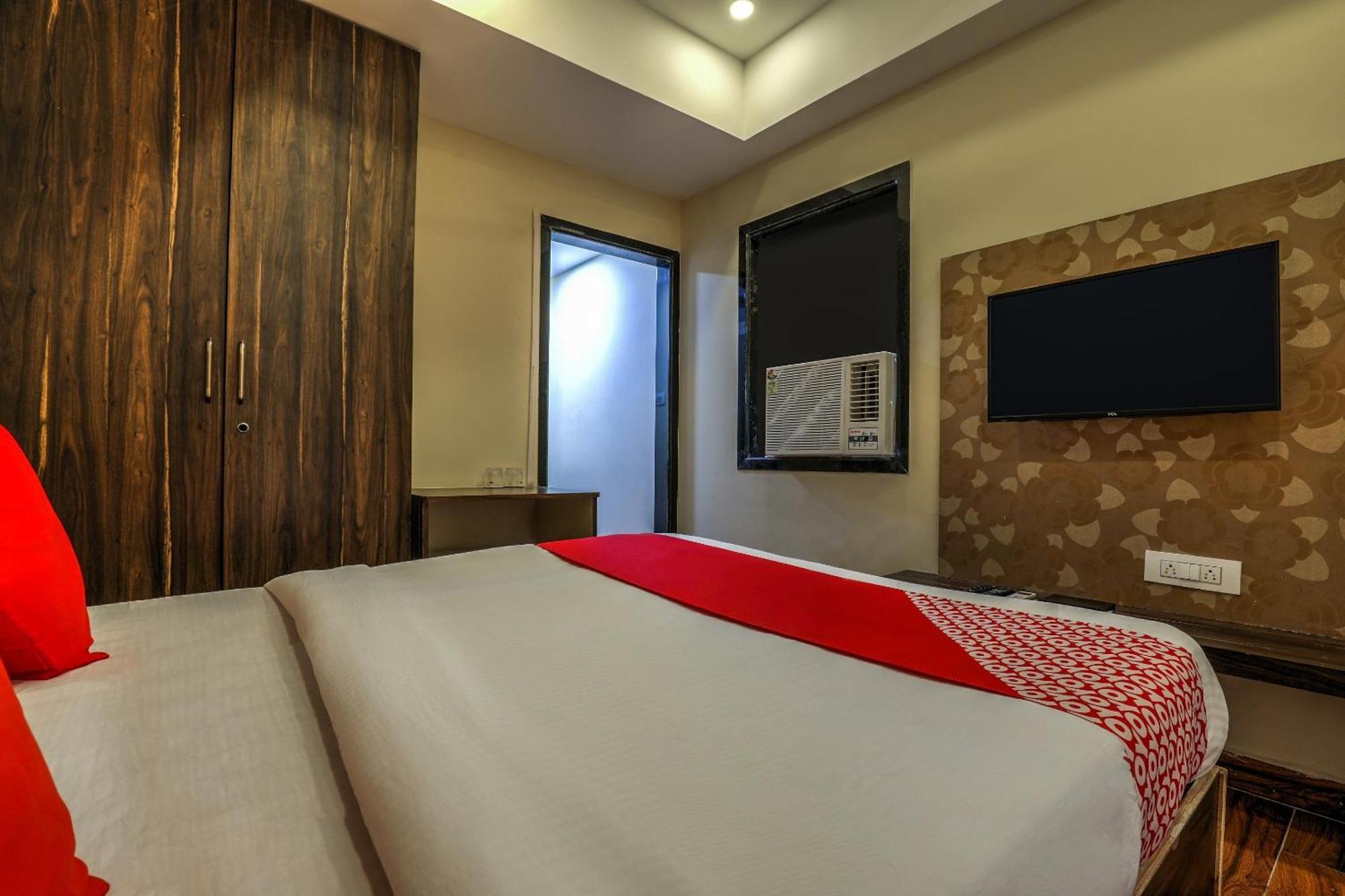 Capital O Sky Grand Hotel Hyderabad Bagian luar foto