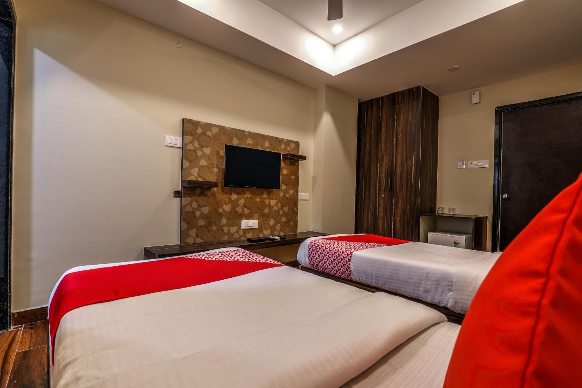 Capital O Sky Grand Hotel Hyderabad Bagian luar foto