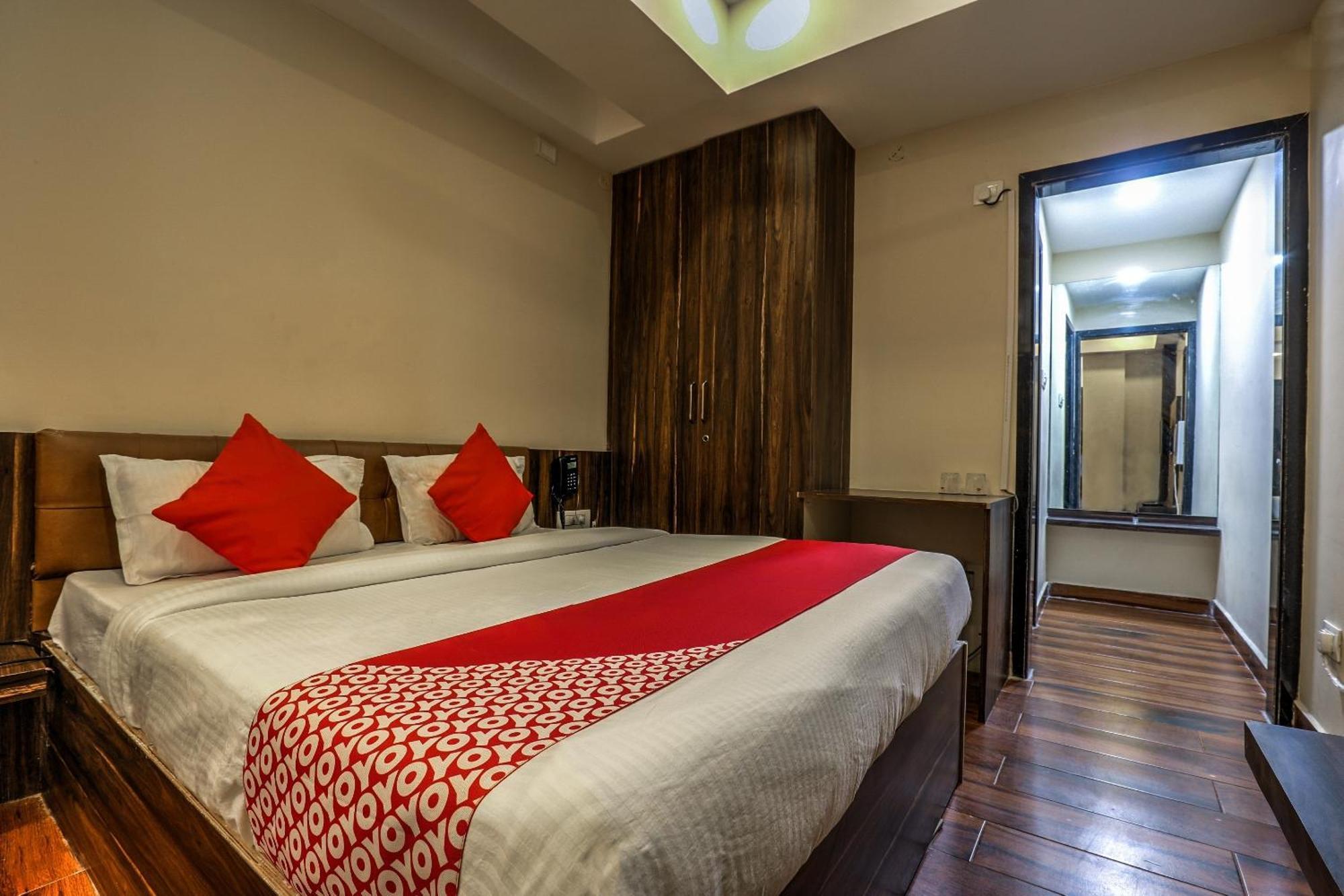 Capital O Sky Grand Hotel Hyderabad Bagian luar foto