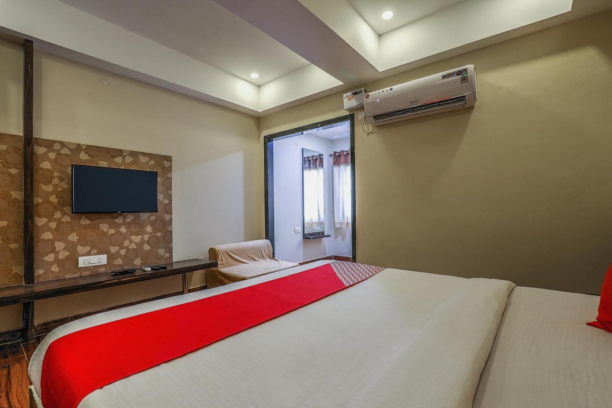 Capital O Sky Grand Hotel Hyderabad Bagian luar foto