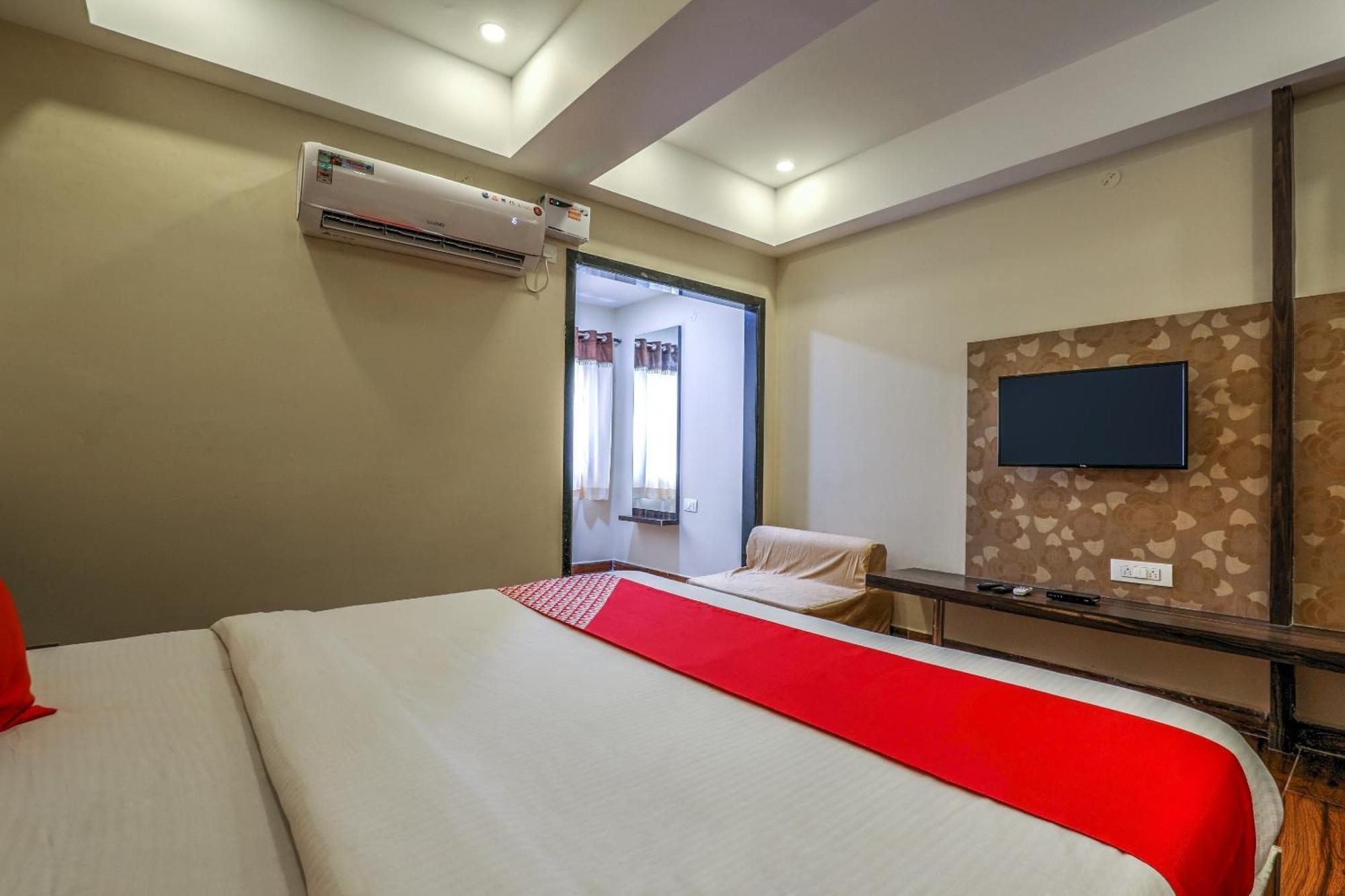 Capital O Sky Grand Hotel Hyderabad Bagian luar foto