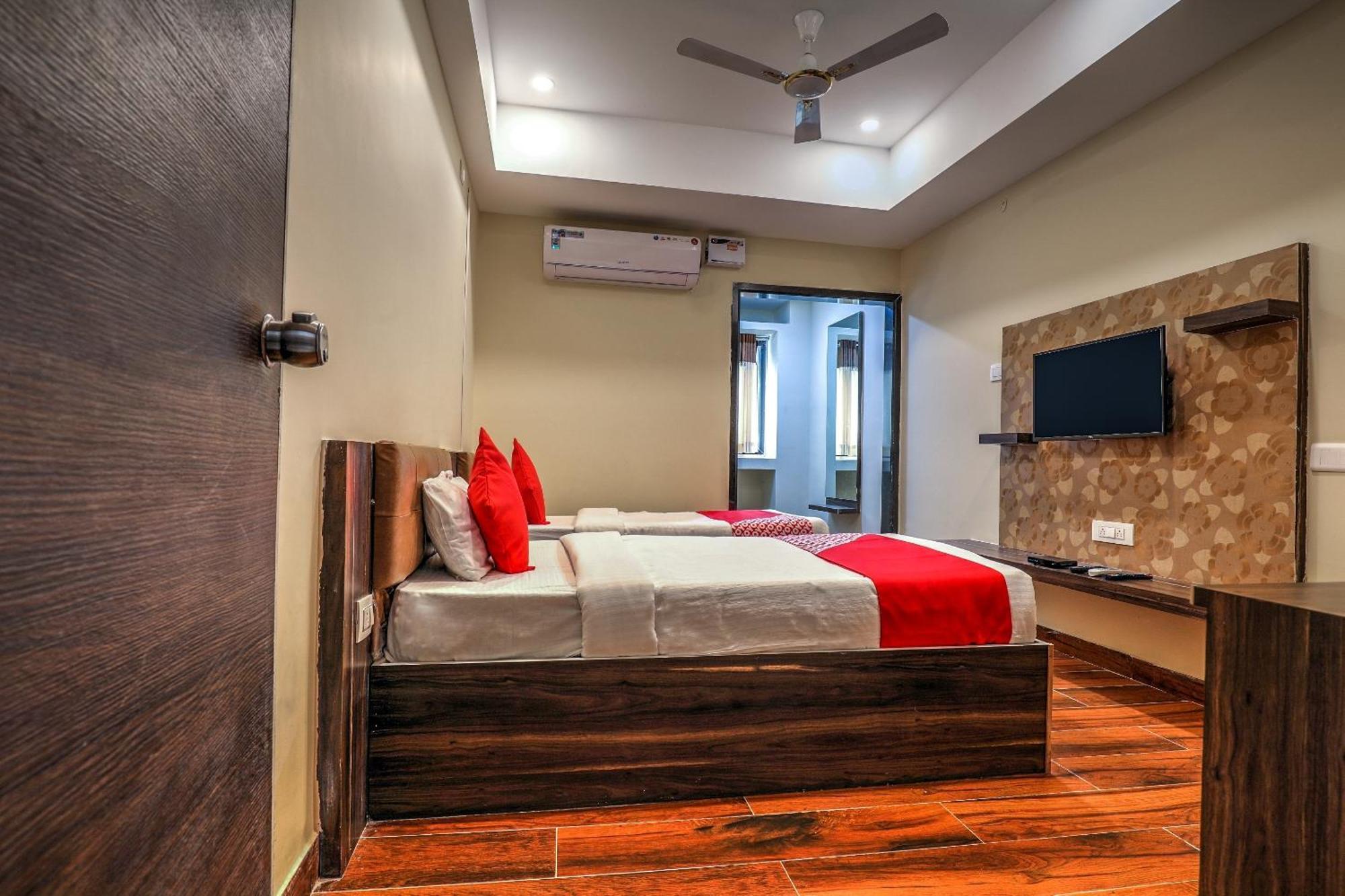 Capital O Sky Grand Hotel Hyderabad Bagian luar foto