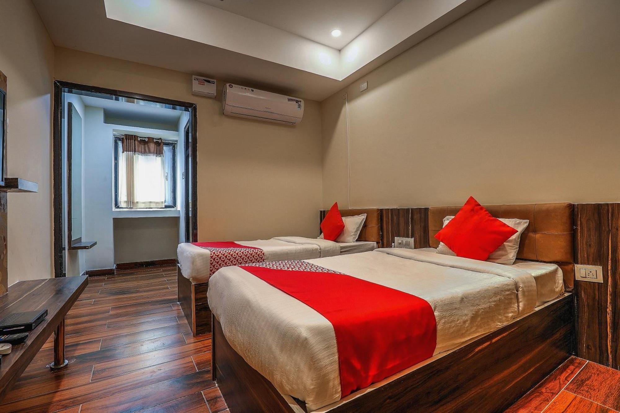 Capital O Sky Grand Hotel Hyderabad Bagian luar foto