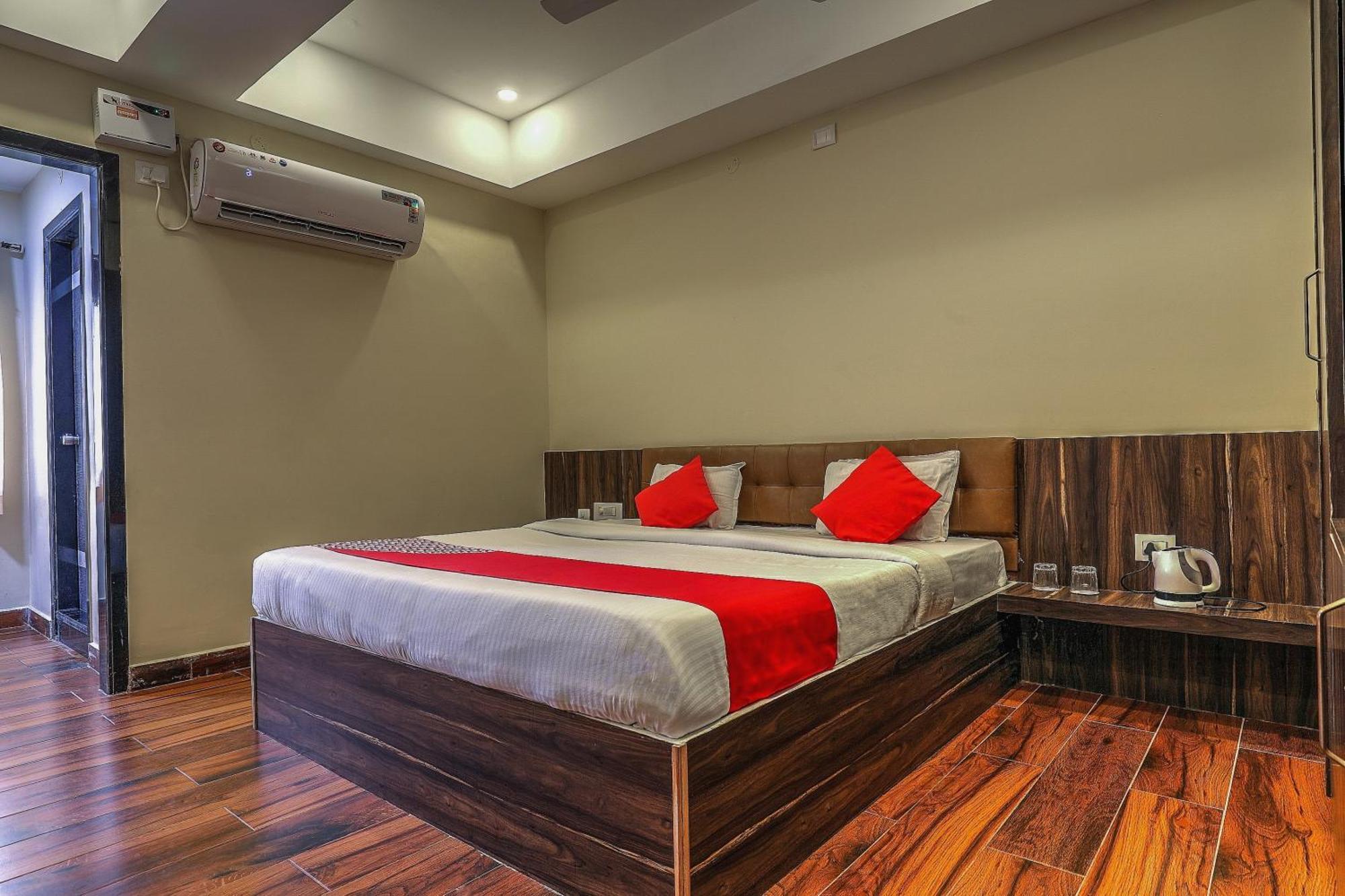 Capital O Sky Grand Hotel Hyderabad Bagian luar foto