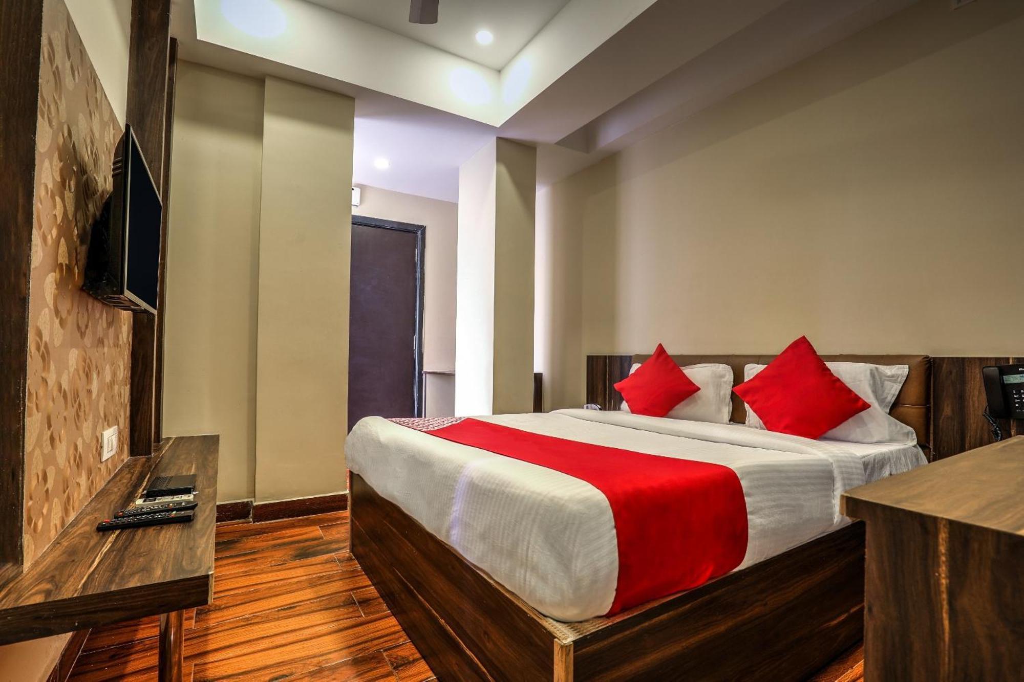 Capital O Sky Grand Hotel Hyderabad Bagian luar foto