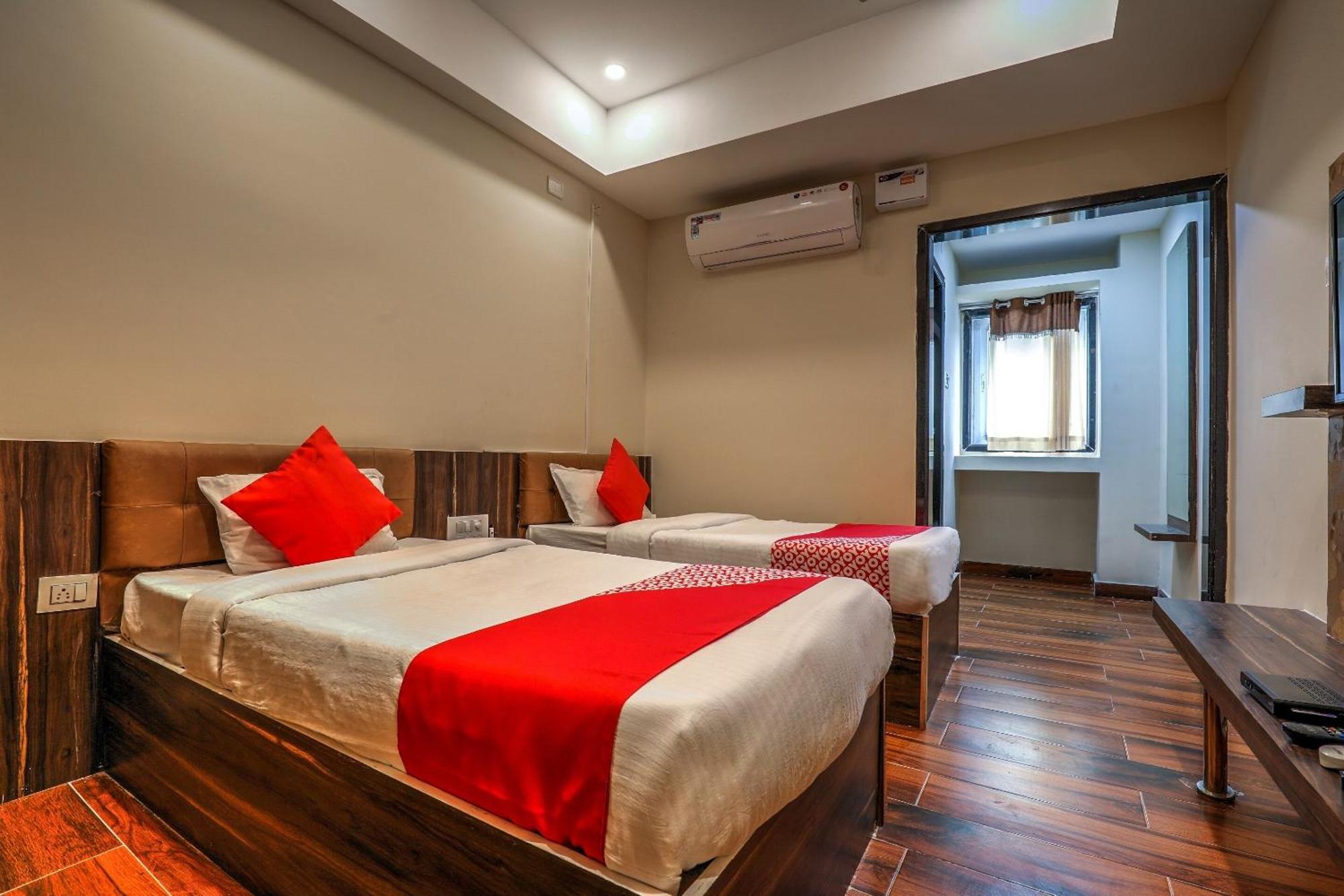 Capital O Sky Grand Hotel Hyderabad Bagian luar foto