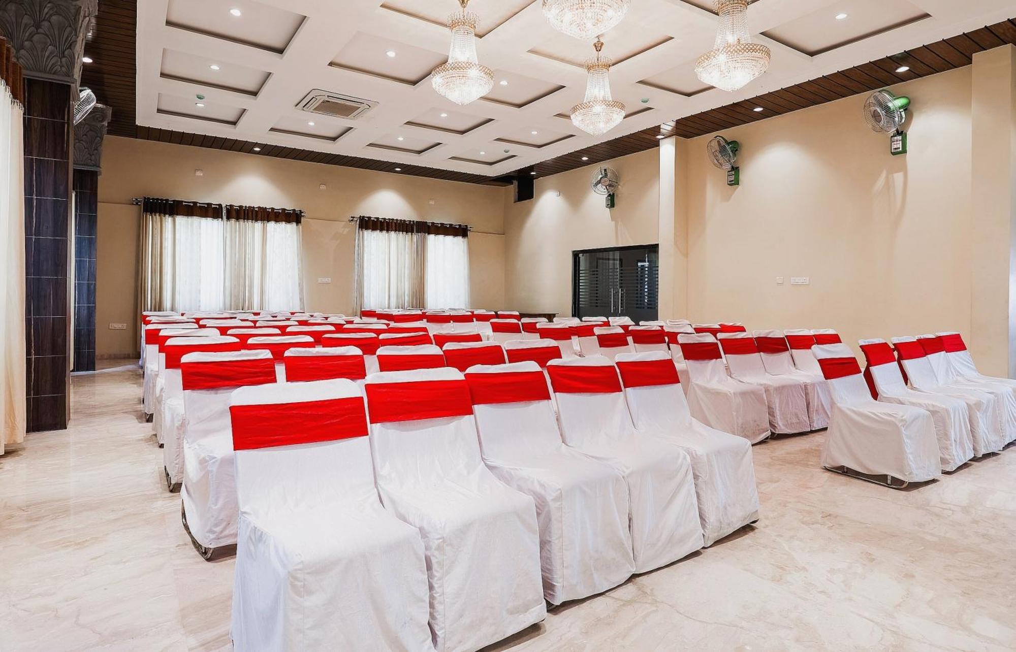 Capital O Sky Grand Hotel Hyderabad Bagian luar foto