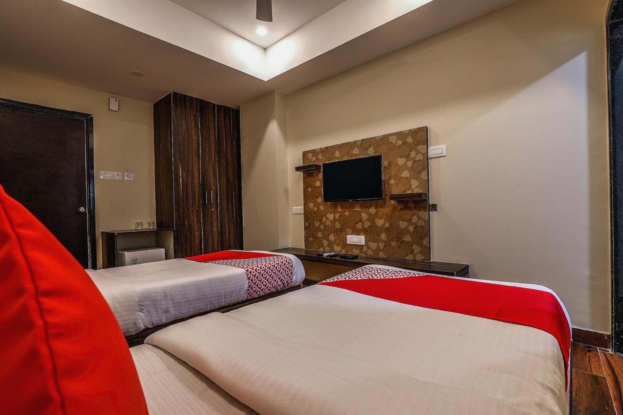 Capital O Sky Grand Hotel Hyderabad Bagian luar foto