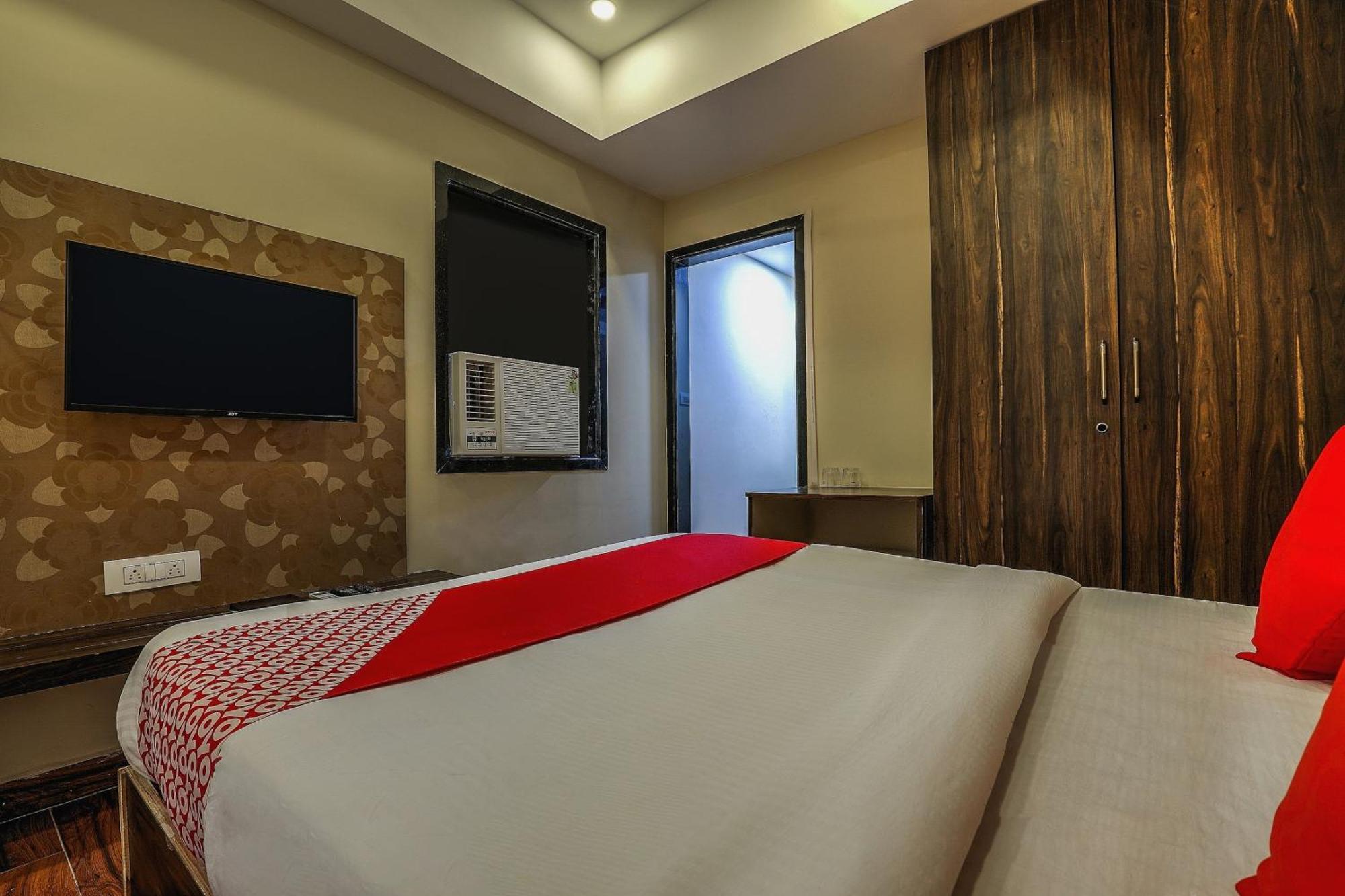 Capital O Sky Grand Hotel Hyderabad Bagian luar foto