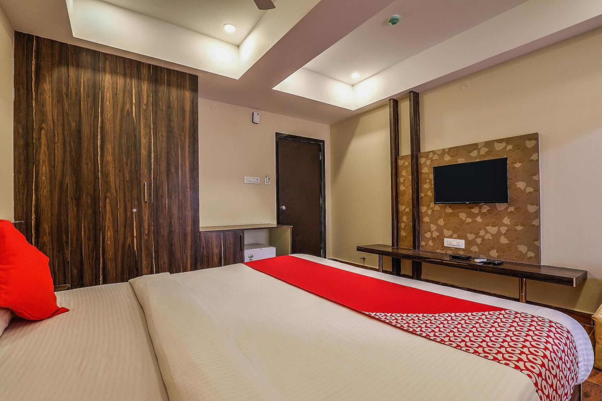 Capital O Sky Grand Hotel Hyderabad Bagian luar foto