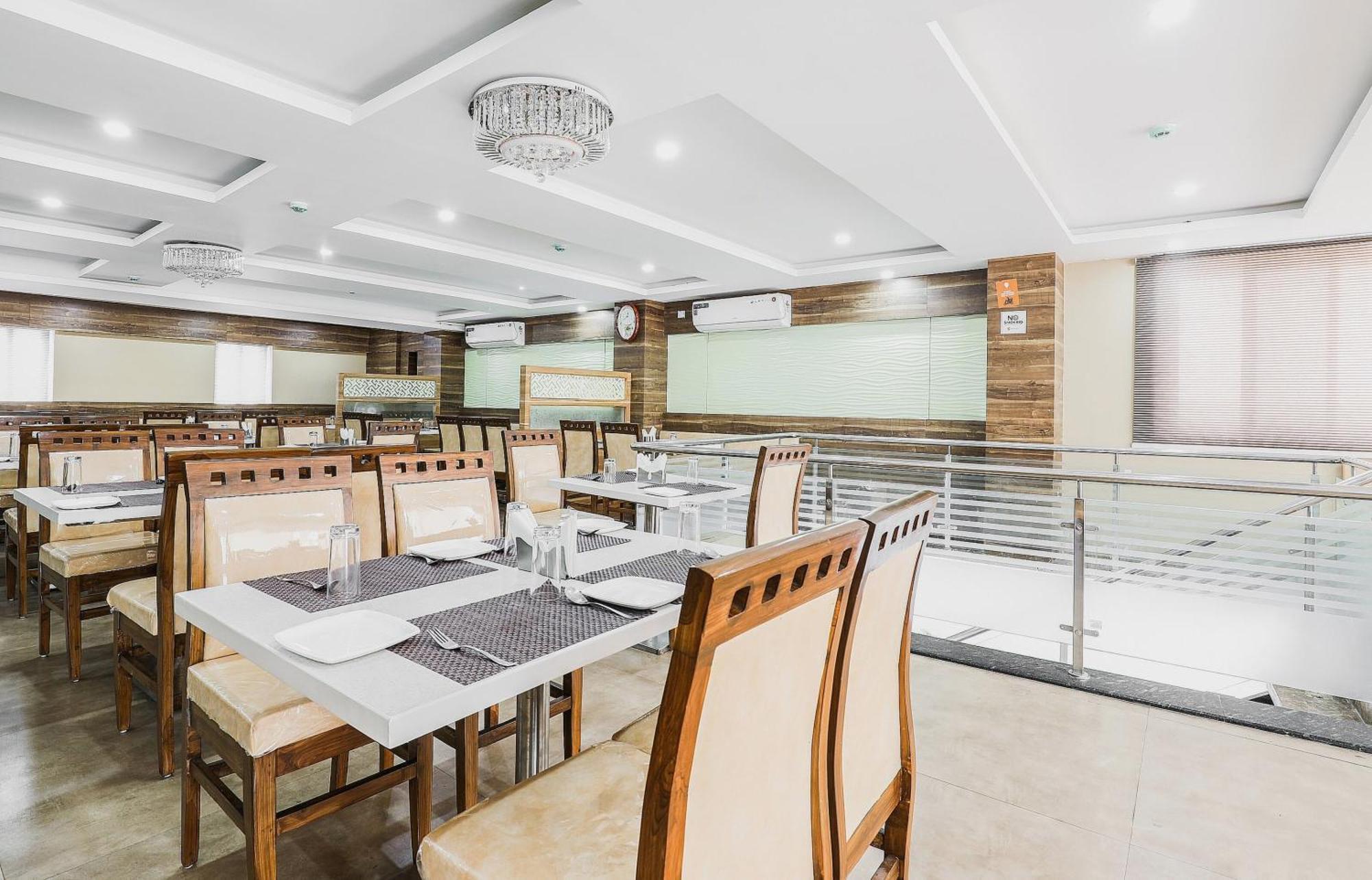 Capital O Sky Grand Hotel Hyderabad Bagian luar foto