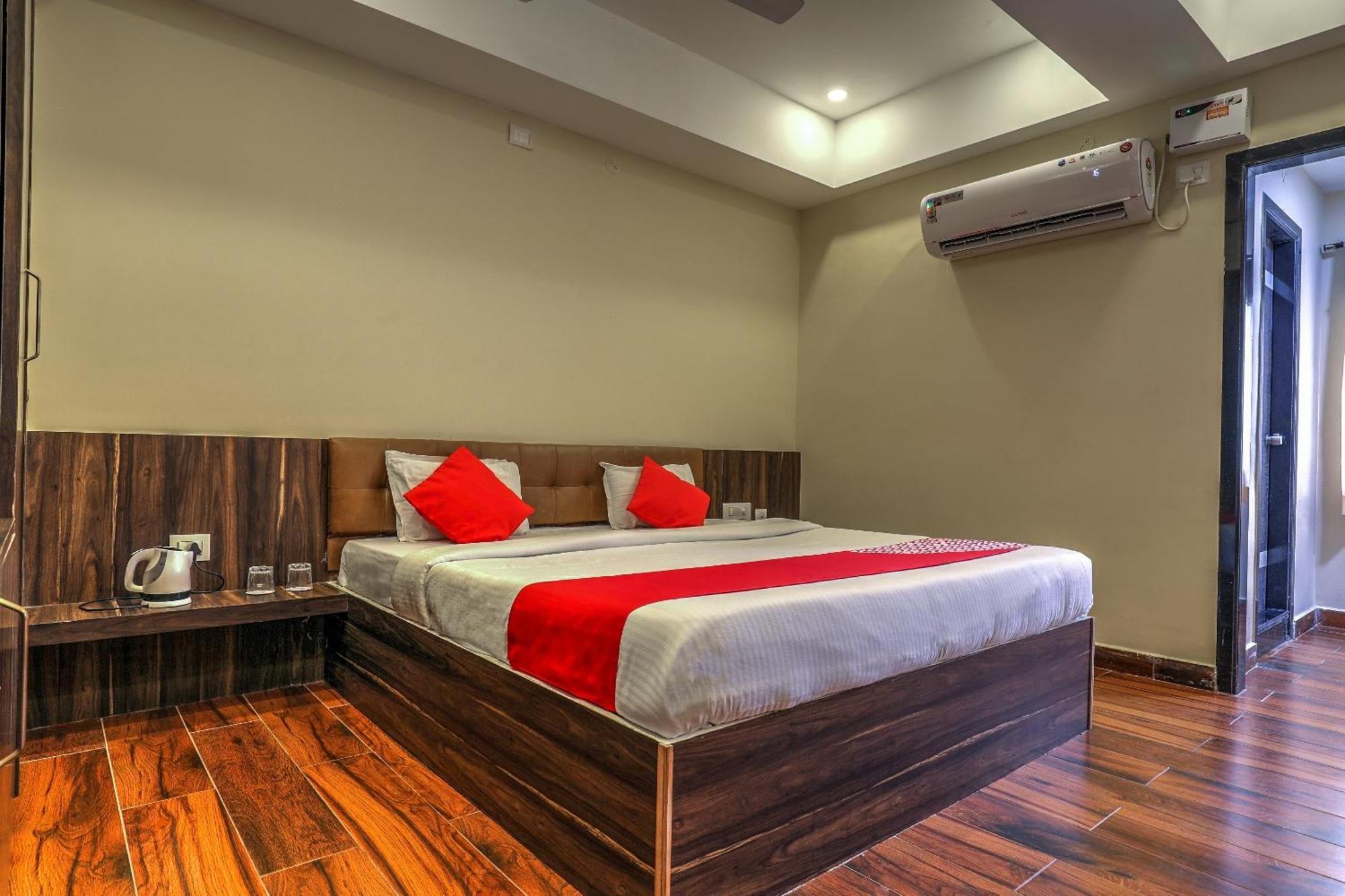 Capital O Sky Grand Hotel Hyderabad Bagian luar foto