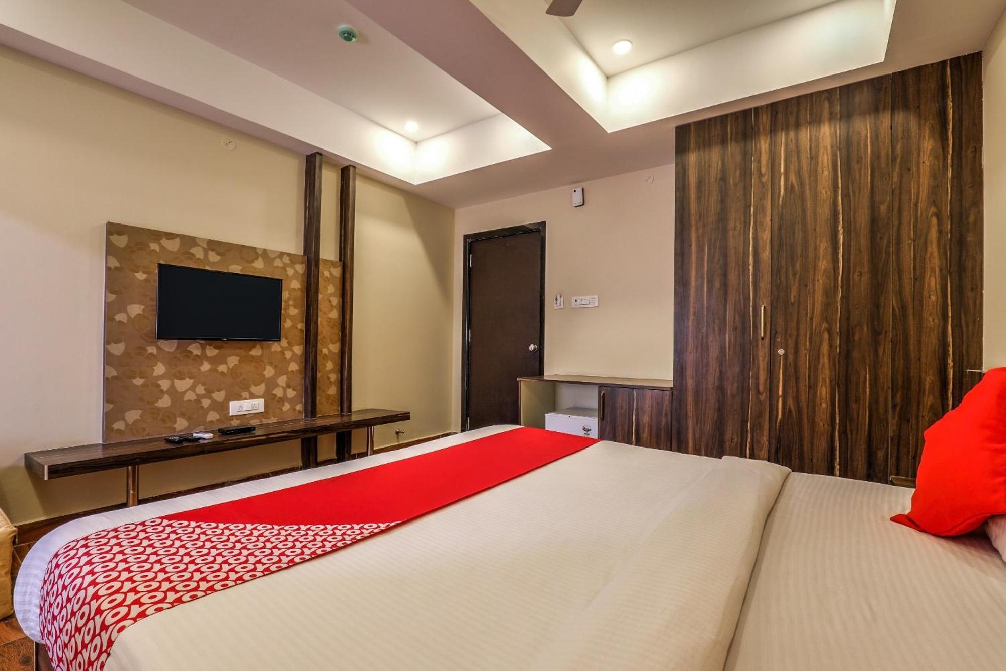 Capital O Sky Grand Hotel Hyderabad Bagian luar foto