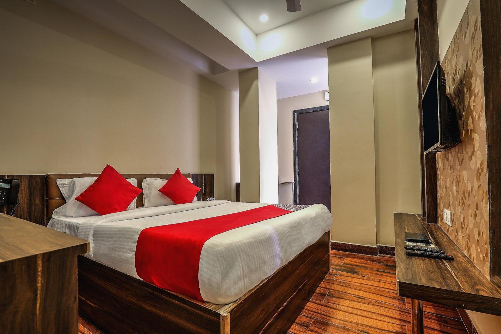 Capital O Sky Grand Hotel Hyderabad Bagian luar foto