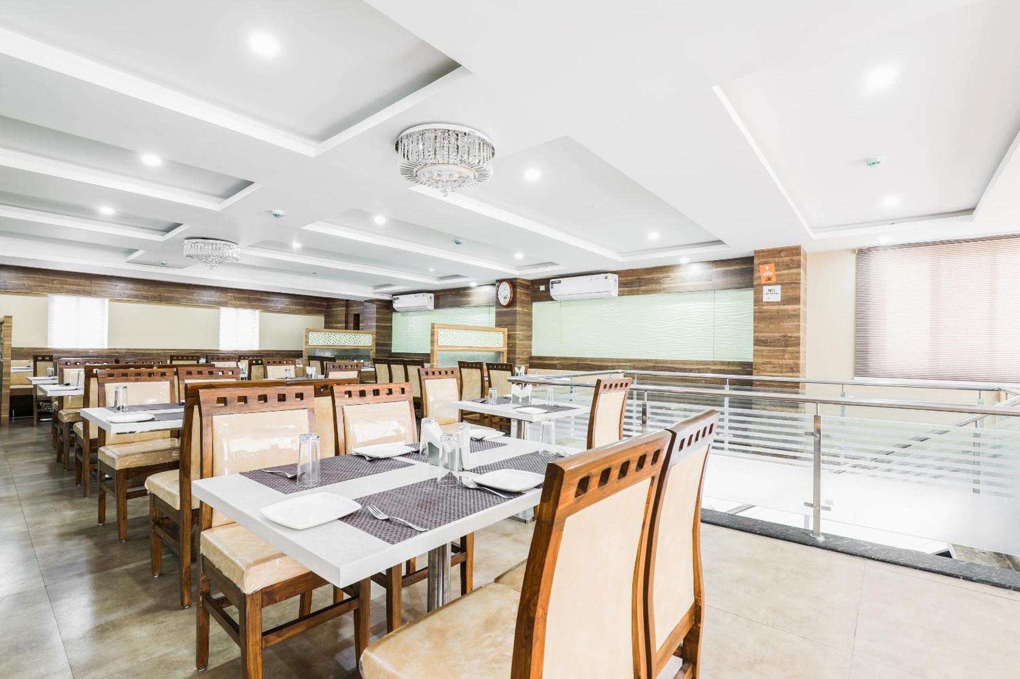Capital O Sky Grand Hotel Hyderabad Bagian luar foto